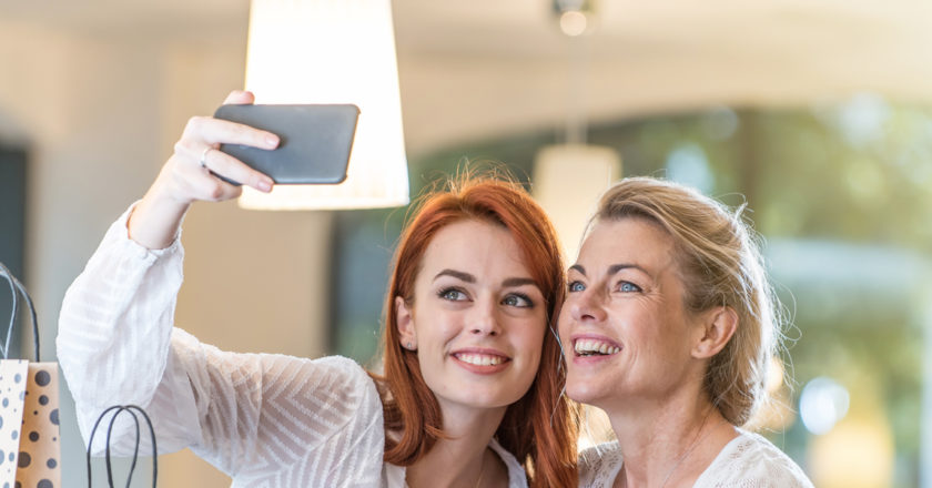 Mama und Tochter machen ein Selfie