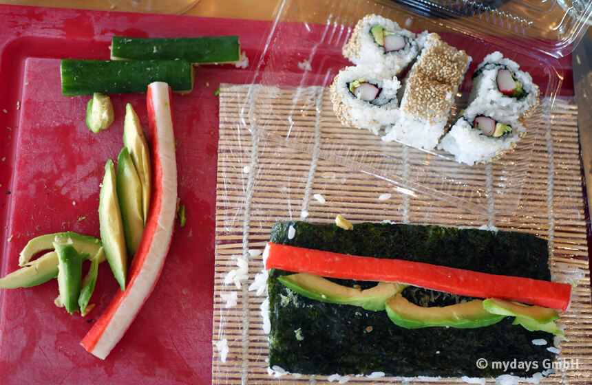 Wie werden Sushi Rollen gerollt? Fleurrly lernt es beim Sushi Kochkurs