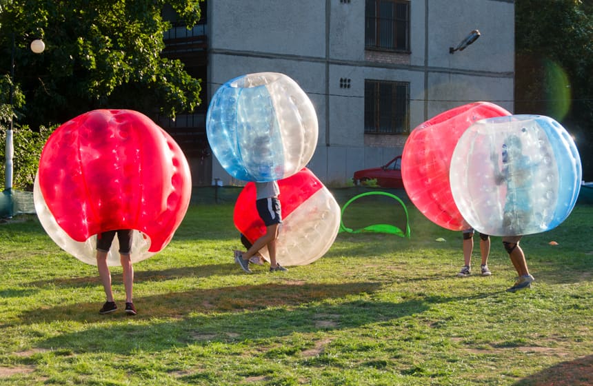 Eine Gruppe spielt Bubble Football