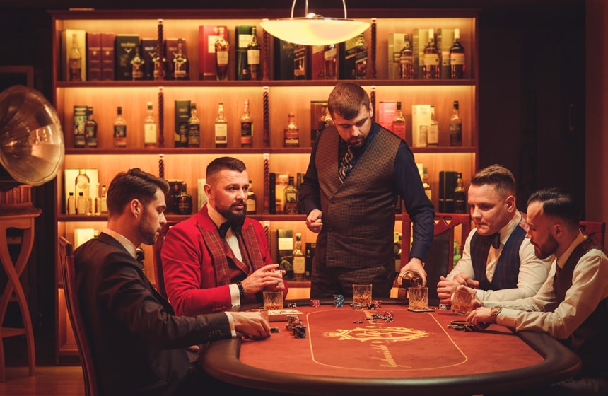 Männer spielen Poker in einem Casino