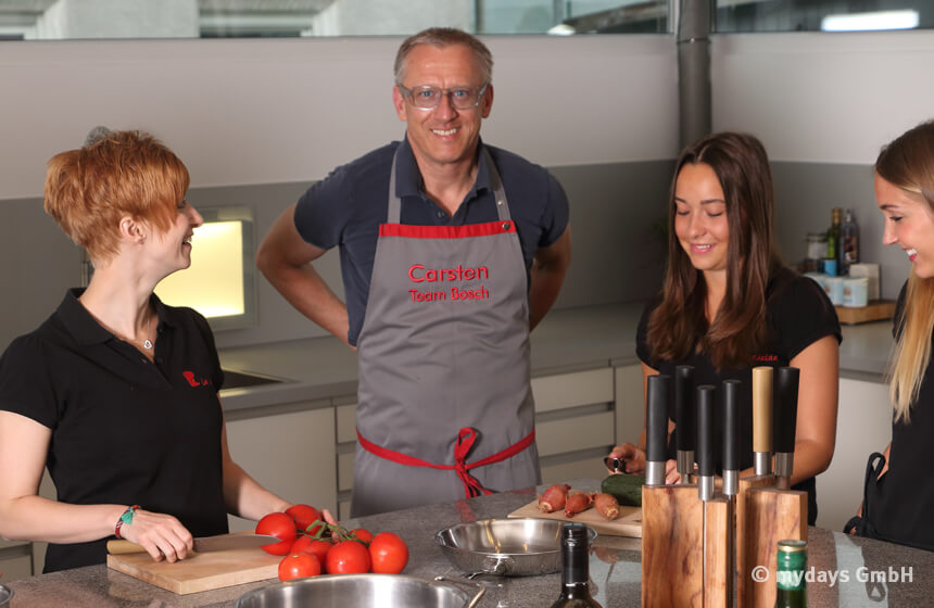 Carsten Dorhs in seiner Kochschule mit 3 Kursteilnehmerinnen