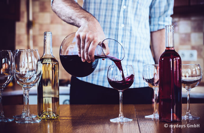 Wenn Deine Mädels und Du gerne Wein trinkt, ist eine Weinverkostung eine super Idee für einen Mädelsabend.
