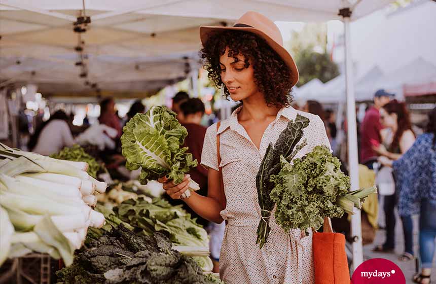 Frau auf dem Gemüsemarkt beim Einkauf