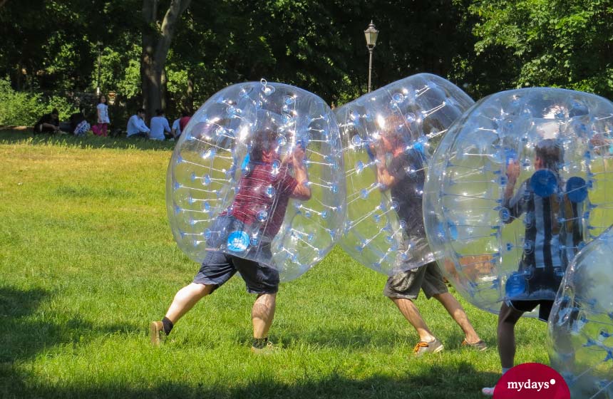 Unsere Top Ferienideen bieten Spaß und Action, zum Beispiel beim Bubble Football. 