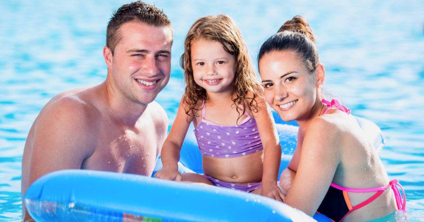 Familie im Pool mit Luftmatratze