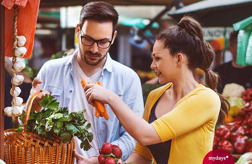 Paar kauft gemeinsam Gemüse ein