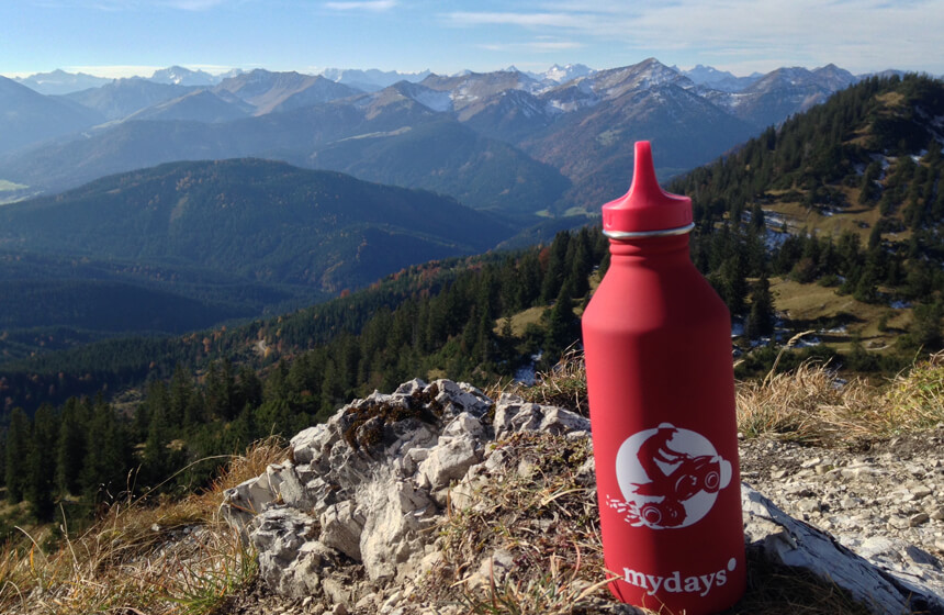 Mydays-Trinkflasche vor einem Bergpanorama