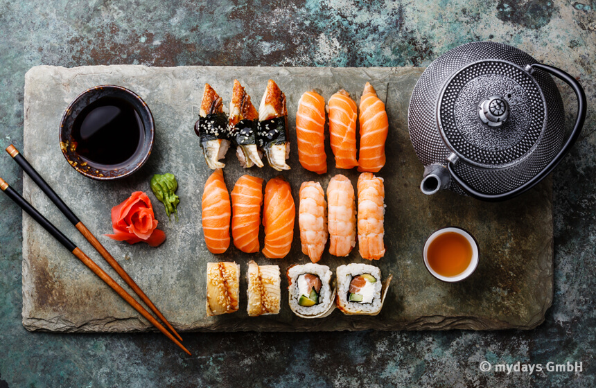 Sushi und Tee ist ein Klassiker der japanischen Küche.