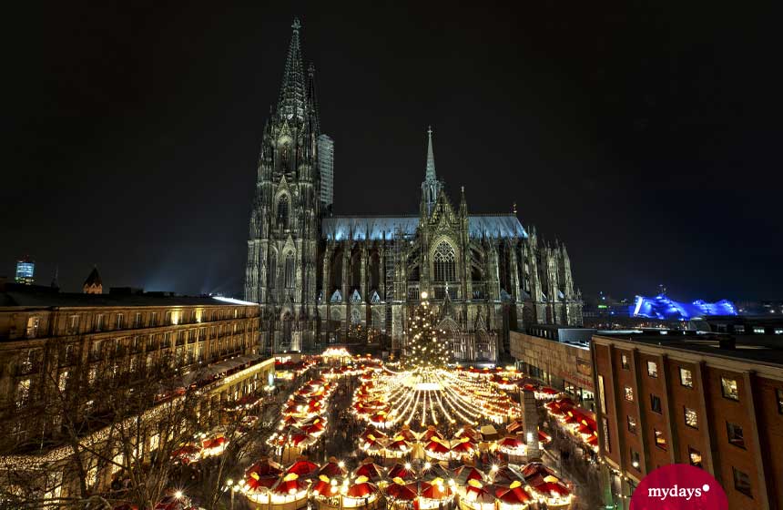 Der Kölner Dom mit dem davor liegenden Weihnachtsmarkt.