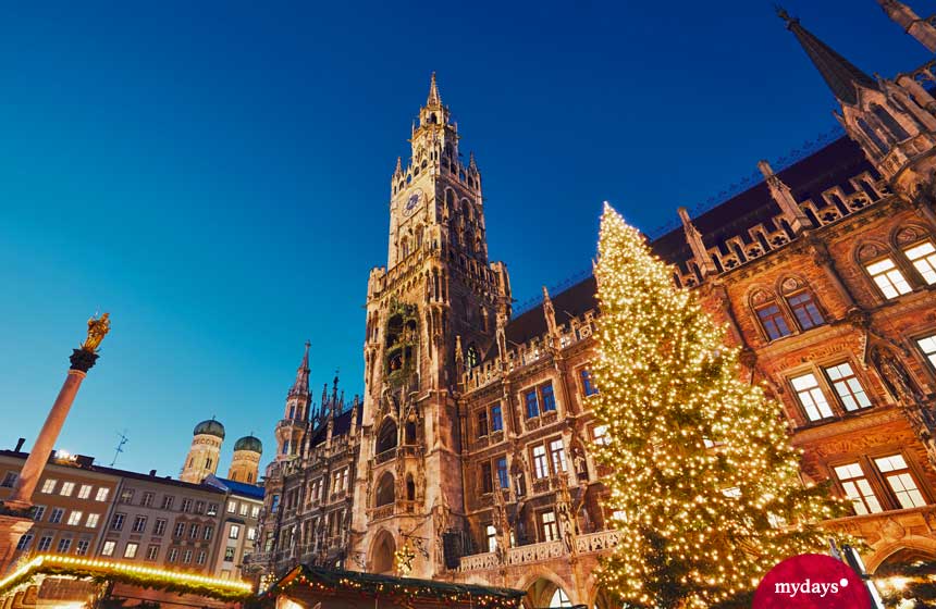 Das Rathaus am Marienplatz mit einem beleuchteten Weihnachtsbaum des Weihnachtsmarktes.