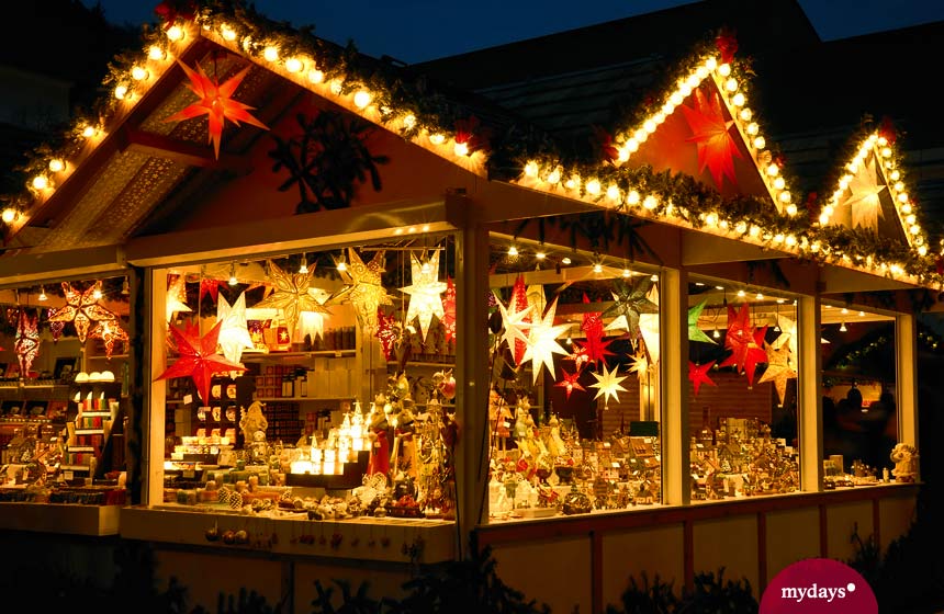 Eine beleuchtete Hütte auf dem Stuttgarter Weihnachtsmarkt.