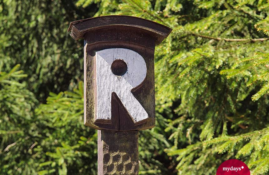Das Schild mit dem weißen Buchstaben R markiert den Rennsteig - ein beliebtes Ausflugsziel in Thüringen.