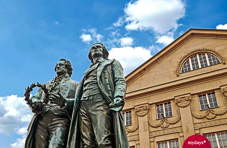 Das Goethe und Schiller Denkmal auf dem Theaterplatz in Weimar gehört zu den wichtigsten Sehenswürdigkeiten der Stadt in Thüringen.