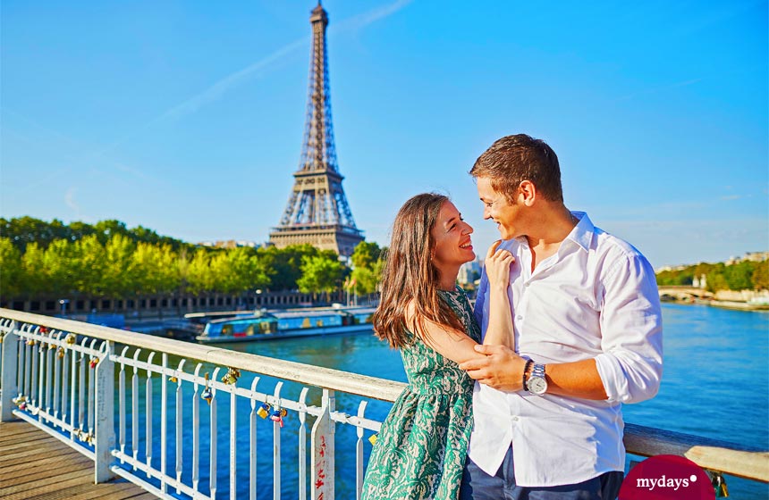 Liebespaar vor Pariser Eiffelturm