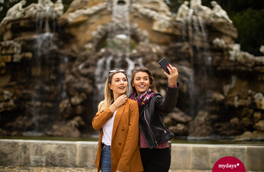 Zwei Freundinnen posieren für ein Selfie.