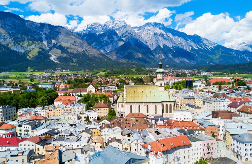 Luftbild von Innsbruck in Tirol mit Berge.