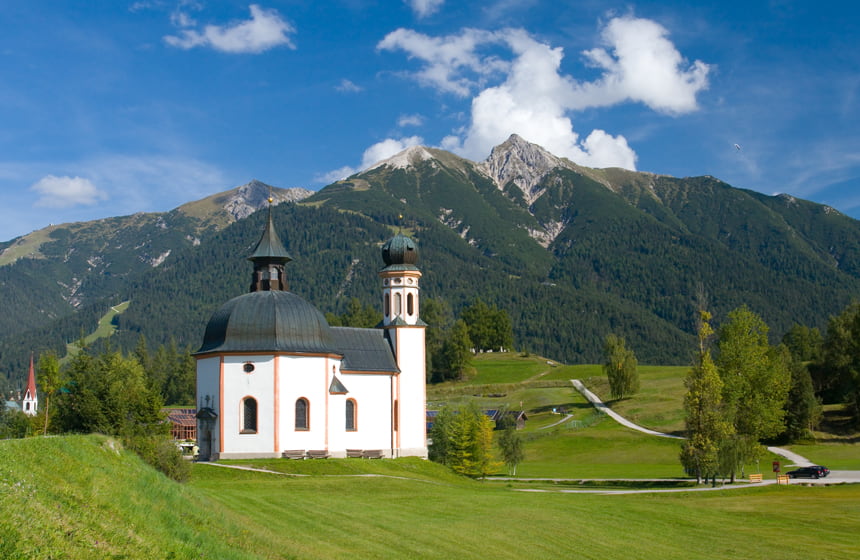 Kapelle in Tirol, mit Bergen, beim Wandern