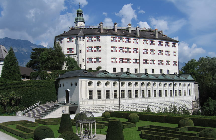 Schloss Ambras in Innsbruck mit Bergen.