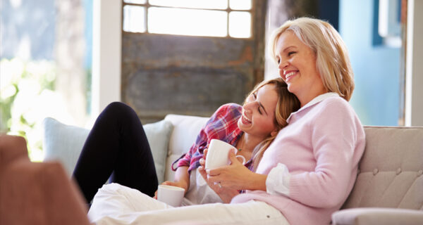 Mutter und Tochter am Sofa