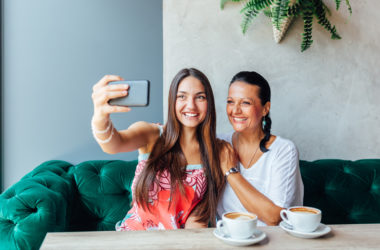 Mutter und Tochter, Selfie, Lachen