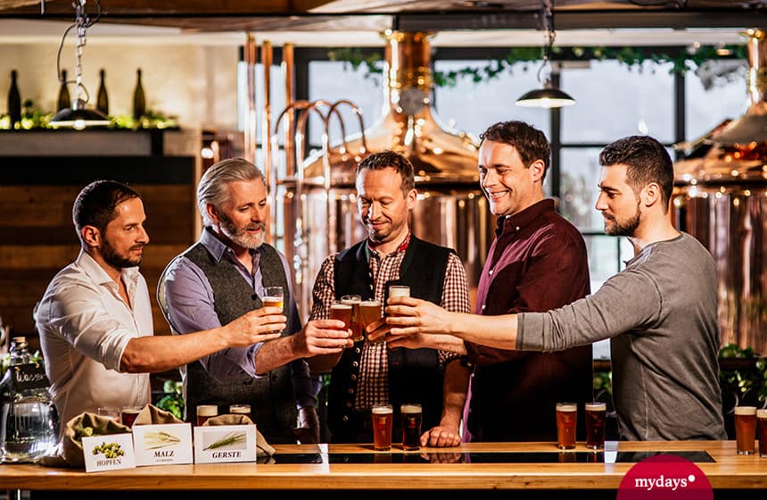 Männer bei einer Bierverkostung
