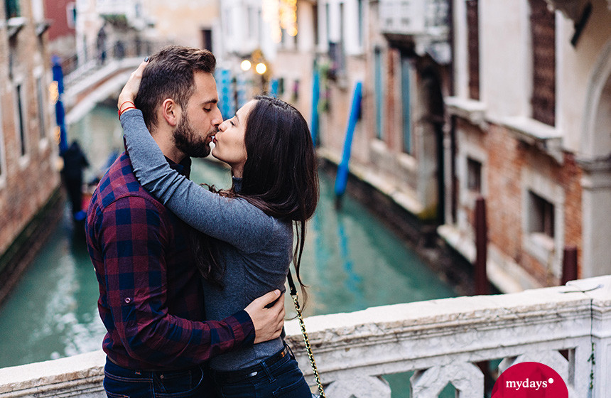 Paar küsst dich in Venedig