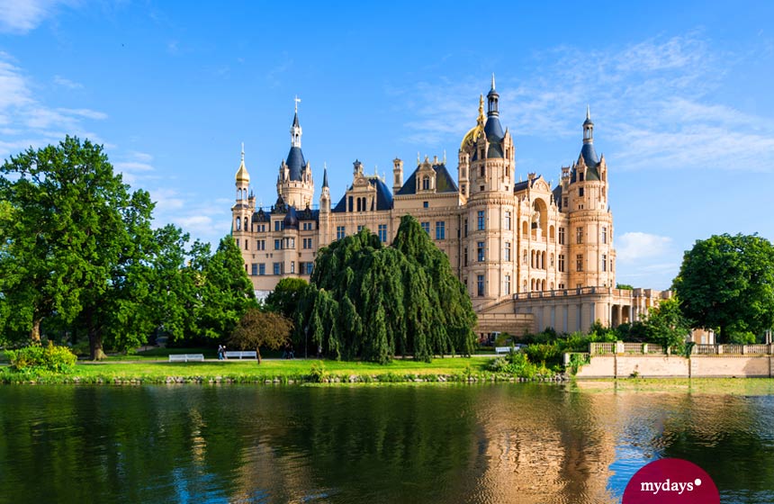 Schloss Schwerin am Wasser