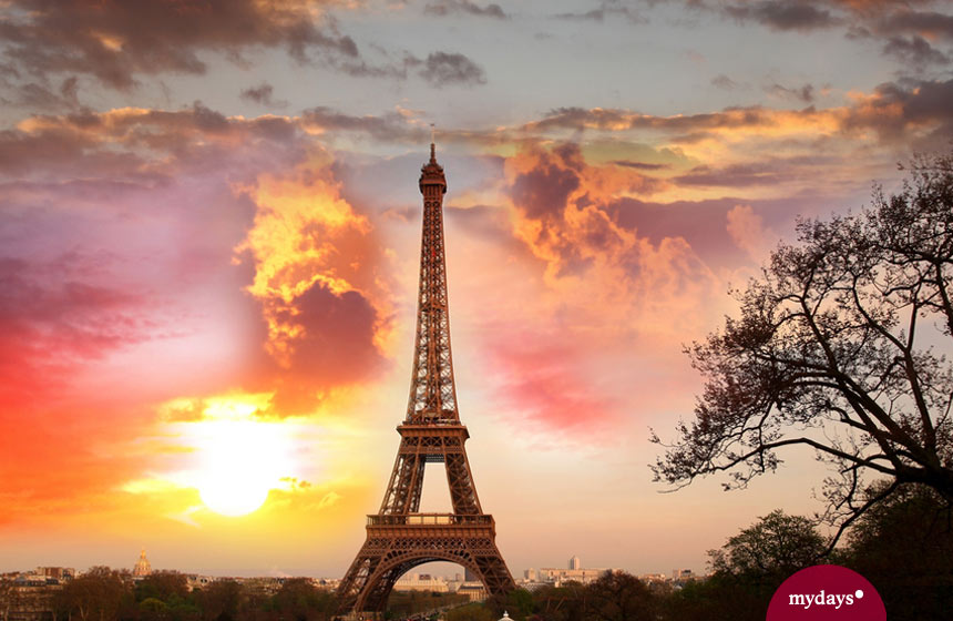 Der Eiffelturm im Abendrot als romantisches Symbol der Liebe.