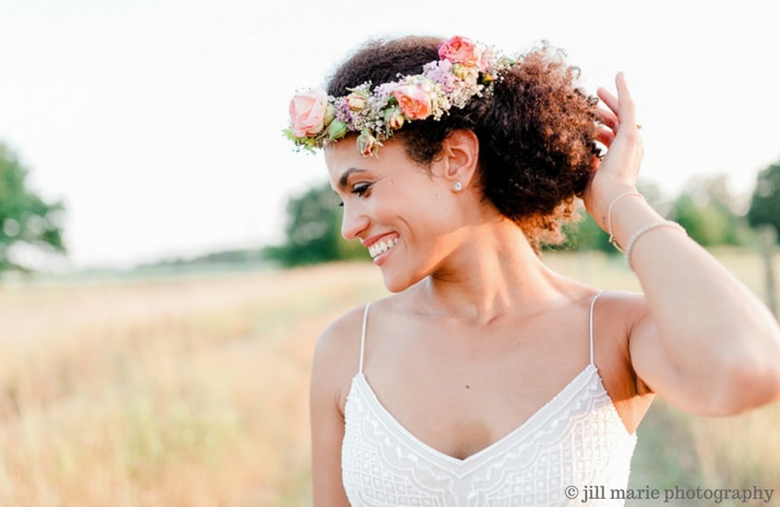 Eine Frau mit einem lockeren Dutt und Blumen im Haar