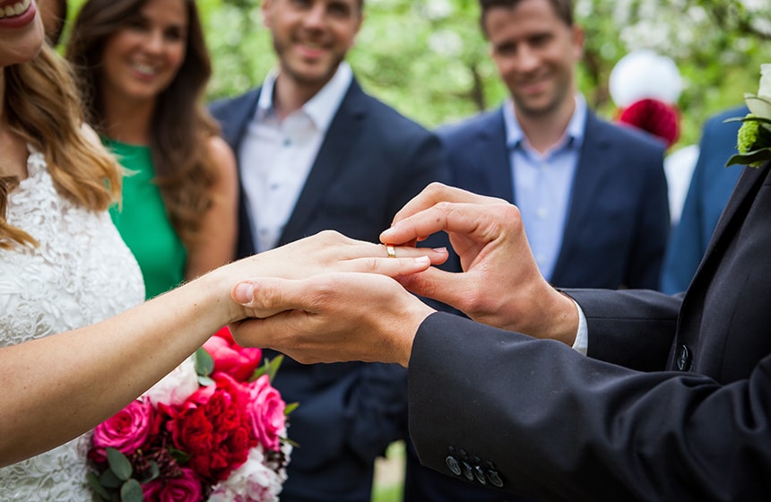 Die Ringübergabe bei einer Hochzeit