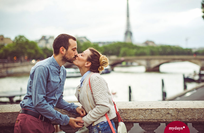 Heiratsantrag Paar Paris Eiffelturm Seine