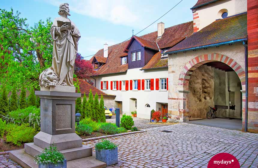 Kloster mit Statue auf der Insel Reichenau