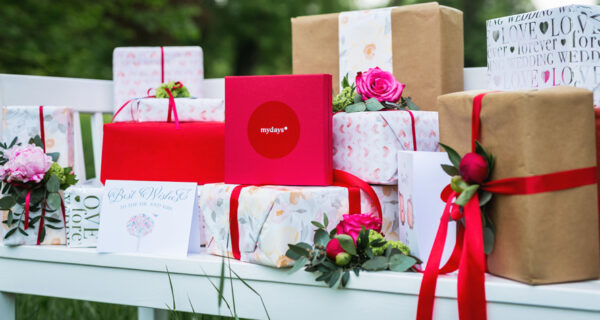 Hochzeitsgeschenke auf Bank