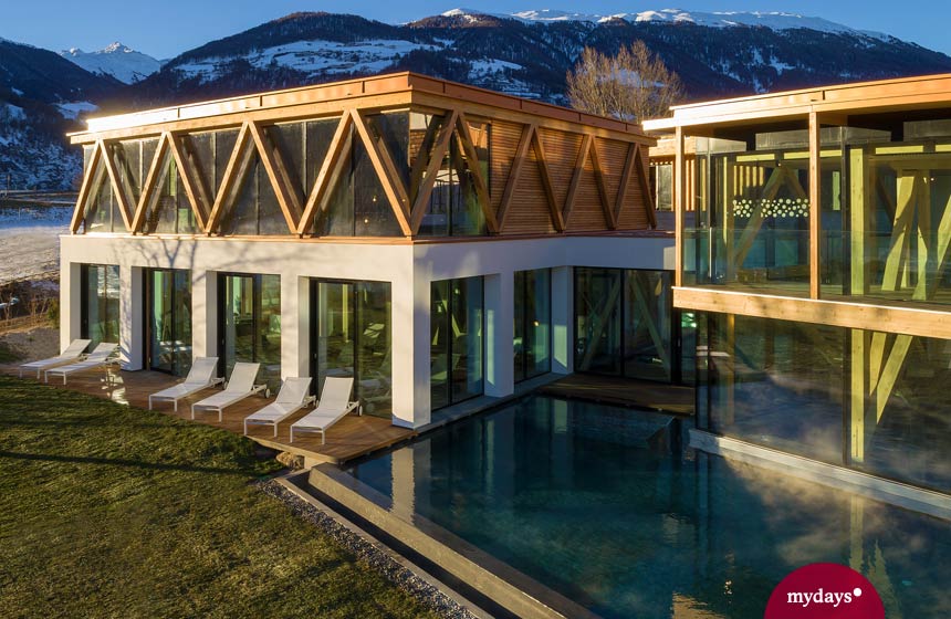Infinity Pool in Hotel mit Bergen im Hintergrund