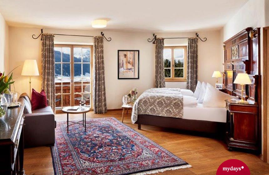 Zimmer im Schlosshotel Mittersill mit Fensterblick auf die Berge