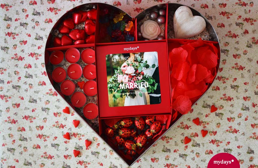 Herzbackform gefüllt mit Magic Box und Deko und Süßigkeiten