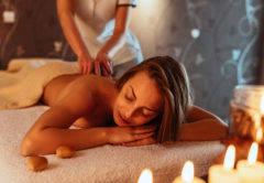 Frau entspannt bei Massage im Kerzenlicht