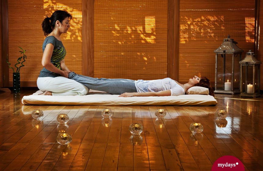 Zwei Frauen bei einer Thai Massage