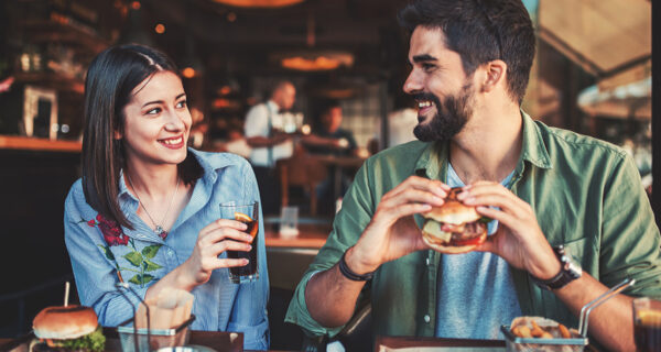 Pärchen beim Burger essen
