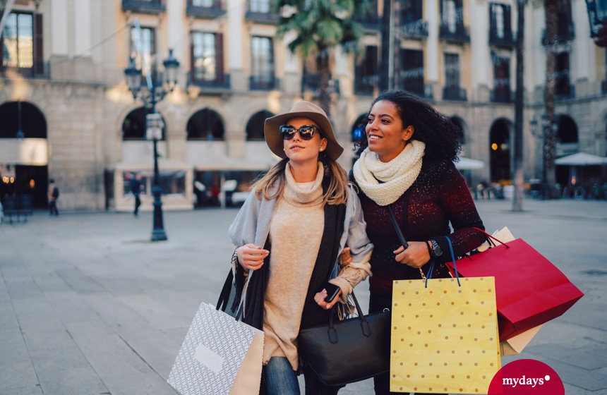 Städtereisen im Winter, Zwei Freundinnen bei der Shopping-Tour in Barcelona