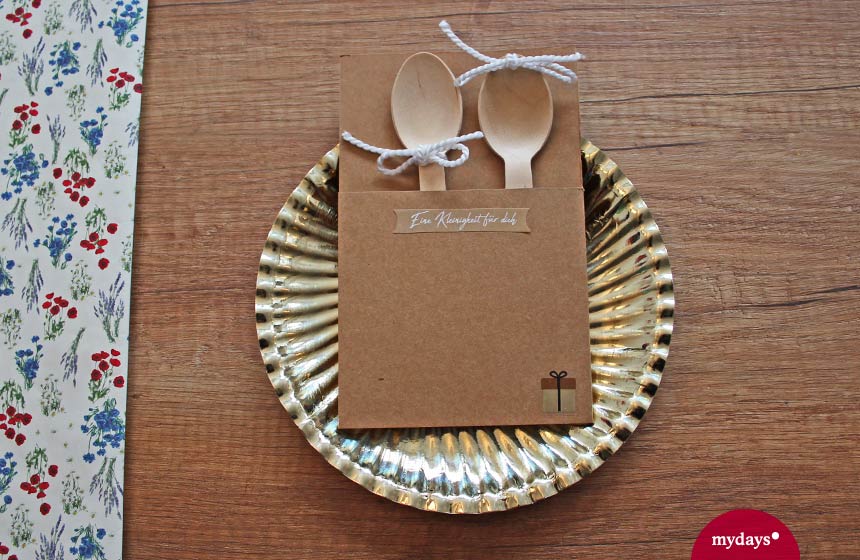 Restaurant Gutschein verpacken mit Löffeln und Gold-Teller