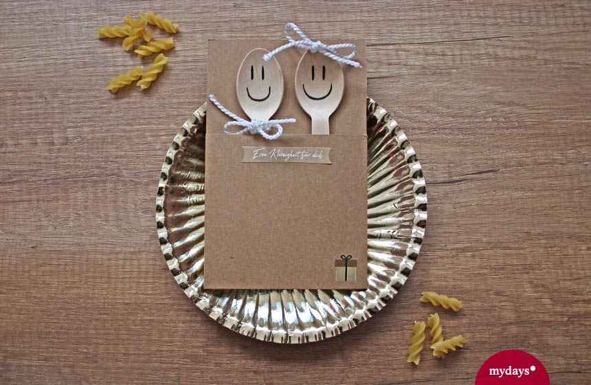 Essensgutschein verpacken aus Gold-Teller und Löffel mit Gesicht 