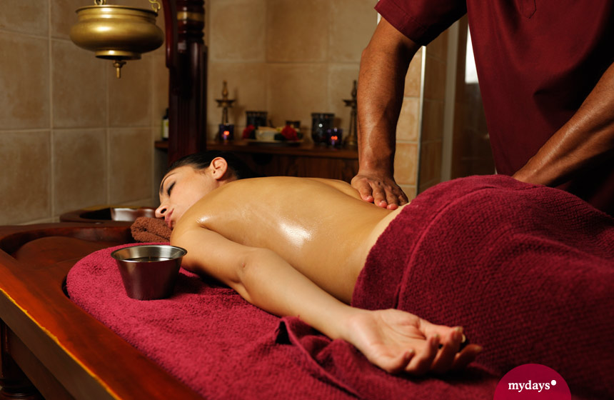 Frau genießt ayurvedische Massage