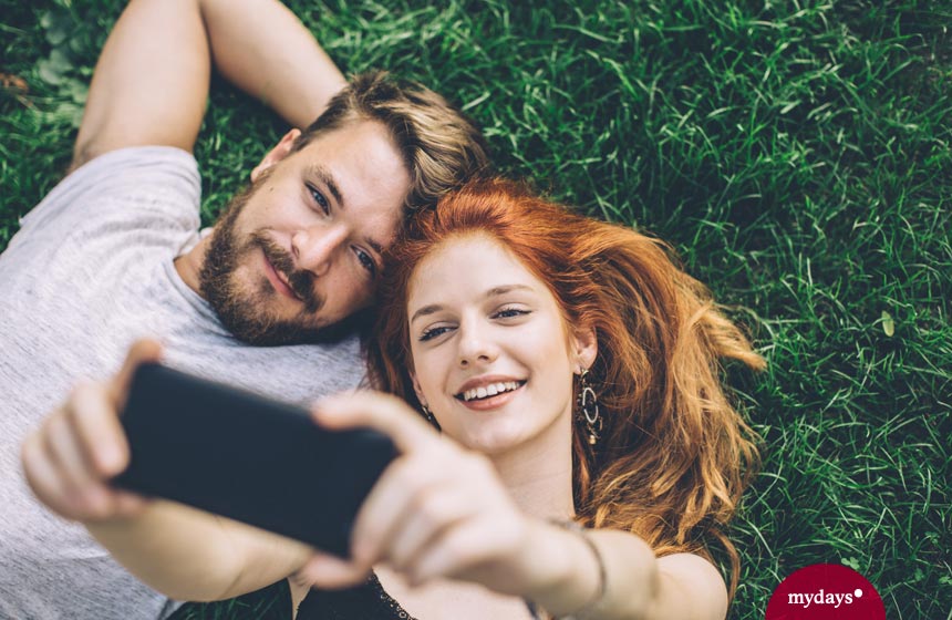 Paar auf der Wiese macht Selfie