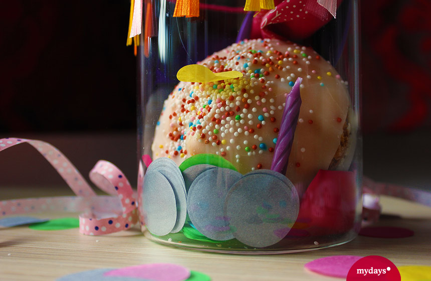 Glas voller Geburtstag DIY Geschenkidee selber machen Muffin Konfetti