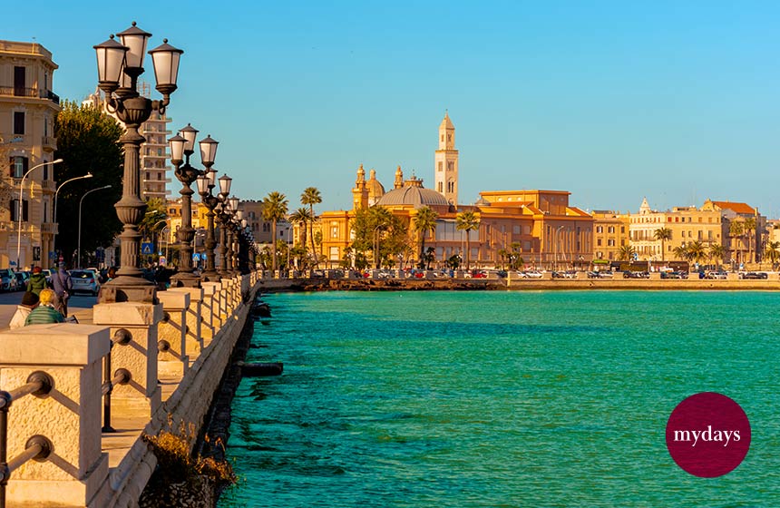 Panoramablick über Bari direkt am Meer im Hintergrund Basilika San Nicola