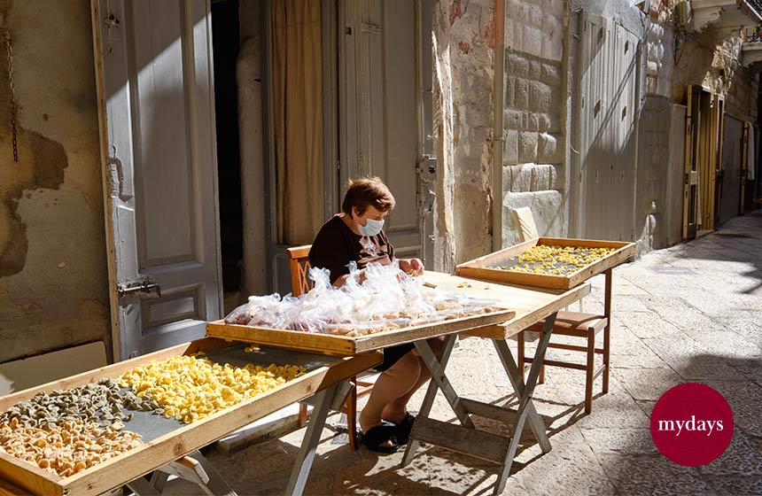 Ältere Dame formt die Orecchiette Pasta auf der Straße