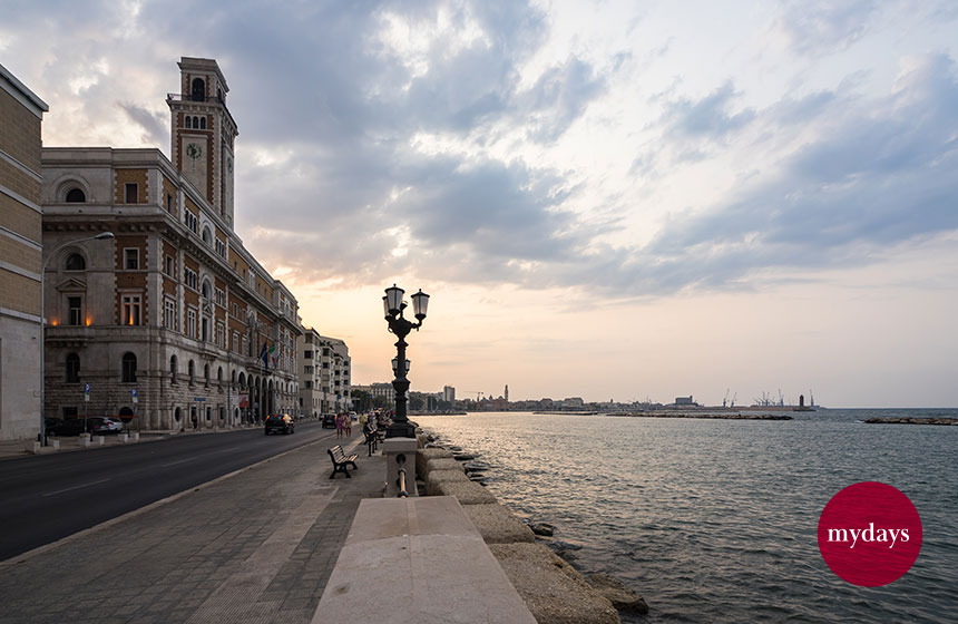 Promenade von Bari mit Blick auf Gebäude und Meer