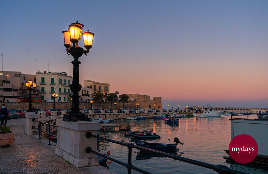 Panoramablick auf die Strandpromenade und den Hafen von Bari bei Sonnenuntergang