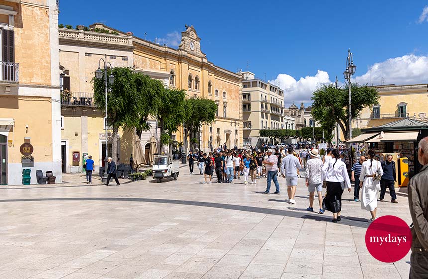 Viele Menschen spazieren auf der Piazza Vittorio Veneto